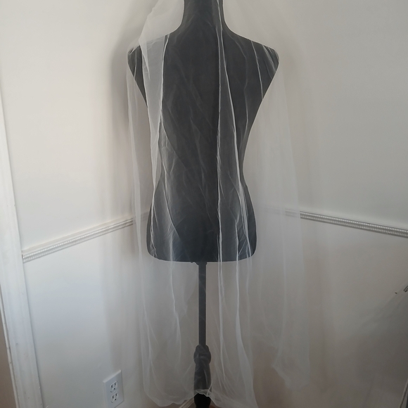 Elegant Long Knee-length White Bridal Veil‎ With Comb (New) - Picture 4 of 4